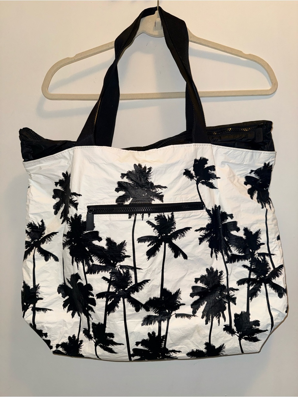 ALOHA Collection Coco Palms Day Tripper Tote - Black on White - Picture 3 of 5